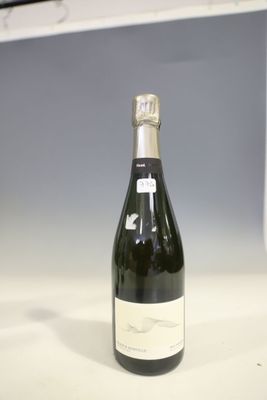 une bouteille de vin posée sur un comptoir