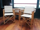 deux chaises et une table dans le coin d'une pièce
