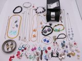 de nombreux types de bijoux exposés sur un fond blanc