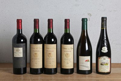 plusieurs bouteilles de vin sont alignées sur une table en bois