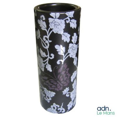 un vase noir orné de fleurs blanches sur fond blanc