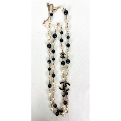 gros plan d'un collier sur fond blanc