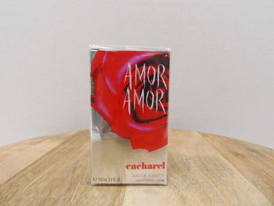 une photo représentant un coffret de parfum posé sur une table en bois