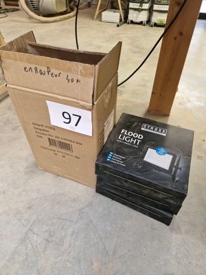 une pile de livres posée par terre à côté d'une boîte de DVD