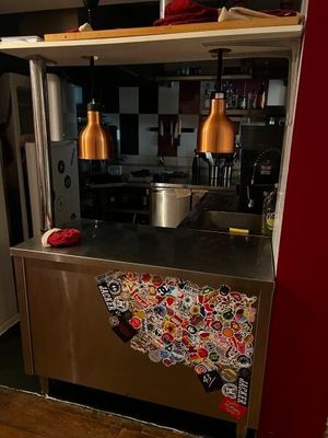 une image d'une cuisine avec un réfrigérateur et un comptoir