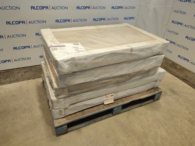 une pile de cartons posée sur une palette