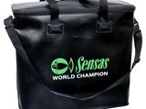 Le grand sac noir contient une balle de golf et un club de golf.