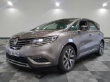 la voiture grise est garée dans le garage sur le sol en damier