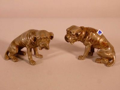 paire de figurines en bronze représentant un chien et un lion