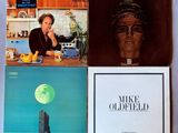 trois livres posés sur une table, avec la photo d'un homme assis à une table