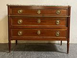 une commode en bois avec un plateau en marbre