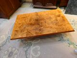 une table en bois posée à même le sol