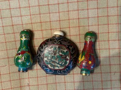 trois vases posés l'un à côté de l'autre sur une table