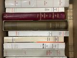 une boîte pleine de livres posés les uns sur les autres