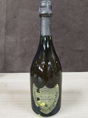 une bouteille de vin posée sur une table