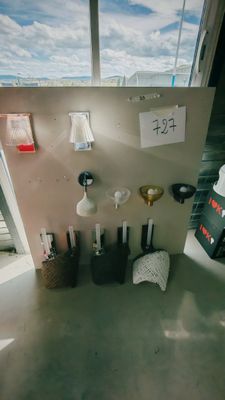 une photo d'une pièce où il y a beaucoup d'objets accrochés aux murs