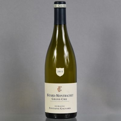 une photo d'une bouteille de vin blanc posée sur une table