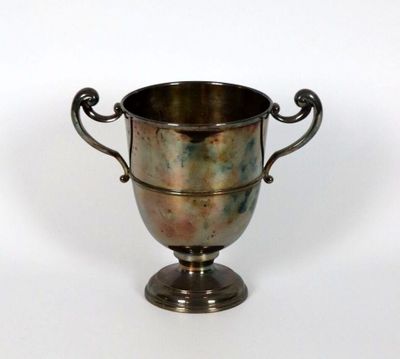 GALLIA. Trophée à deux anses en métal argenté. Signée sous l…