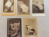 plusieurs vieilles photos d'un bébé dans un landau et d'un bébé dans une poussette