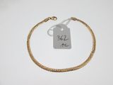 gros plan d'un bracelet en or portant une étiquette de prix