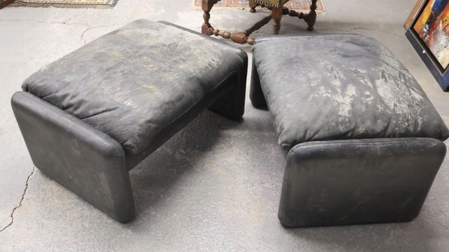 CASSINA : Deux bouts de canapé ou poufs ( cuir à nettoyer), impor...