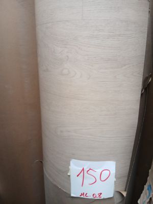 de nombreux rouleaux de papier qui traînent par terre