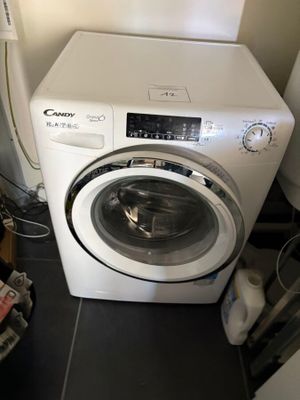 un lave-linge et un sèche-linge dans le coin d'une pièce