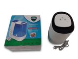 une boîte sur laquelle figure un humidor blanc et noir, à côté d'une boîte sur laquelle figure un humidor noir et blanc