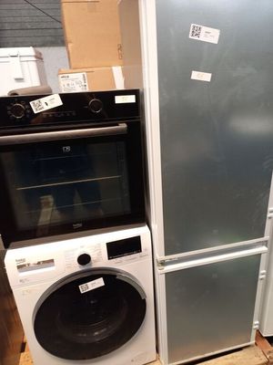 deux réfrigérateurs et une machine à laver dans un magasin