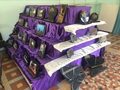 une nappe violette avec des dessins et des images dessus