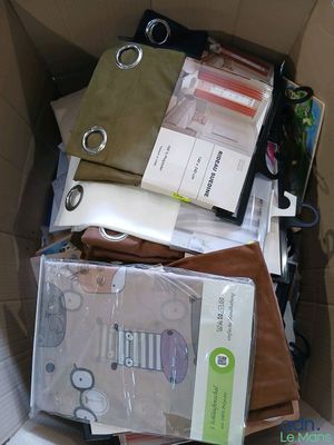 une boîte remplie de vêtements et d'autres objets qui s'y trouvent