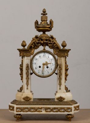 Pendule portique en marbre blanc et bronze doré.