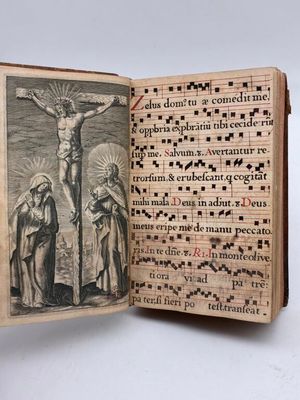 un livre sur lequel figure une image de Jésus sur la croix