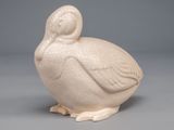 un petit oiseau blanc perché sur une table