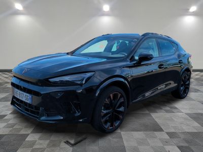 un SUV Chevrolet C-HR noir de 2021 sur un sol à damier