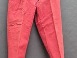 une photo d'un pantalon rouge suspendu à un cintre