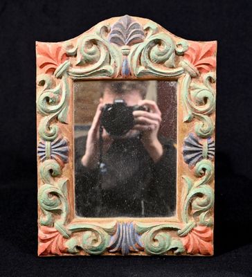 Miroir en terre-cuite peinte en polychromie à décor de fleur…
