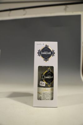 une bouteille de vin posée sur un comptoir à côté d'un verre