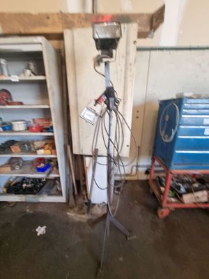une photo d'une pièce remplie d'outils