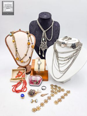 de nombreux colliers et bracelets exposés sur une table
