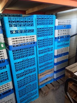 de nombreuses caisses empilées dans un entrepôt, sur des palettes