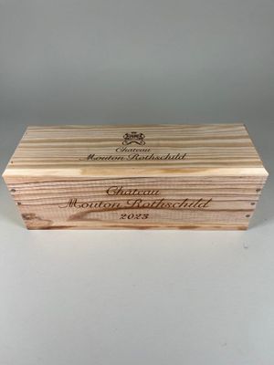 boîte en bois avec un logo gravé sur le dessus
