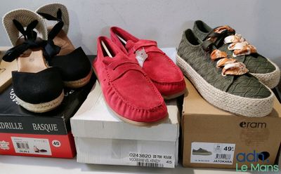 trois paires de chaussures pour femmes posées sur une boîte
