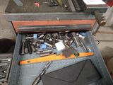 une boîte à outils remplie d'outils divers dans un garage