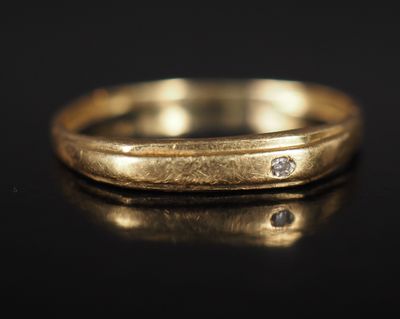 un gros plan d'une alliance en or sertie de diamants sur un fond noir