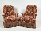 paire de fauteuils rembourrés rouges et dorés aux accoudoirs à volants