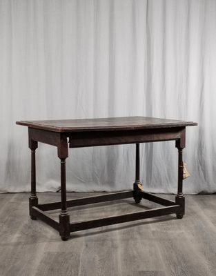 une vieille table en bois posée sur un parquet en bois massif