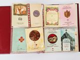 un livre rouge sur lequel figurent tout un tas de cartes différentes