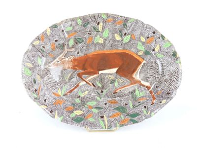 une assiette sur laquelle est représenté un cerf
