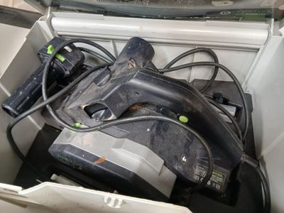 l'image d'un réfrigérateur ouvert avec des outils à l'intérieur